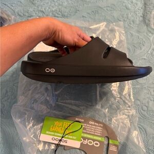 OOFOS Black Recovery Slide Sandals